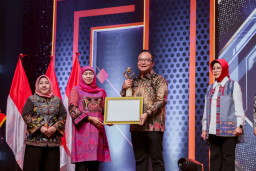Wabup Gresik Alif Terima Penghargaan Investment Award Jawa Timur dari Gubernur Khofifah