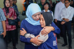 Gubernur Khofifah Tegaskan Komitmen Dampingi Proses Identifikasi Korban Musibah Ponpes Al Khoziny