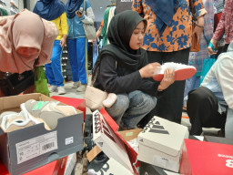 Banjir Diskon Sport Station Icon Mall Gresik, Diserbu Pengunjung