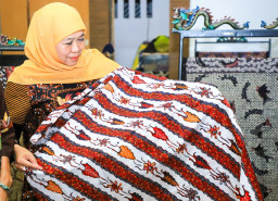Peringati Hari Batik, Khofifah Kenalkan Karya Wastra Batik Gerbang Baru Nusantara