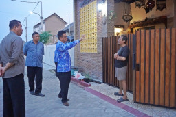 Dirut PDAM Turun ke Lapangan, Warga Alana Tambak Oso Dapat Solusi Air yang Permanen.