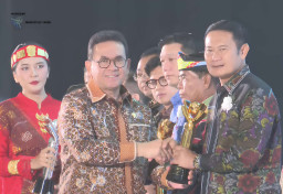 Bupati YES Terima Penghargaan dari Kementrian Perdagangan
