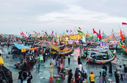 Petik Laut Dharma Tanjung Ramaikan Semalam di Pesisir