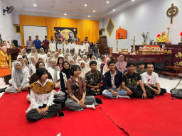 Umat Budha Bersama Komunitas dan Mahasiswa Rayakan Festival Kue Bulan di Jember