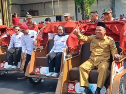 Presiden Prabowo Bantu 100 Becak Listrik untuk Pengayuh Becak Jombang