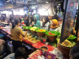 Ribuan Warga Serbu Festival Makanan Thailand di Icon Mall Gresik
