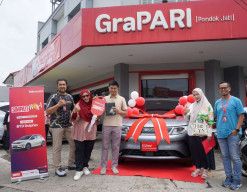 Pelanggan SIMPATI Sidoarjo Raih Hadiah Mobil Listrik