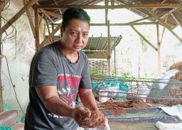 Sabut Kelapa Jadi Industri Olahaan Kerajinan di Pamekasan
