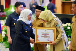 Bupati Ipuk Raih Penghargaan Pembina Siskamling Terbaik Jatim