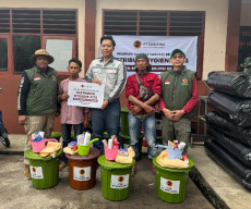 Bantu Korban Erupsi Semeru, PT Smelting Salurkan 30 Paket Hygien Kits