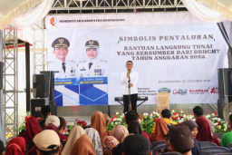 Bupati Bojonegoro Serahkan BLT DBHCHT 2025 Buruh Rokok dan Tani Tembakau