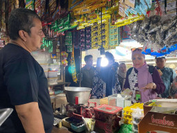 Bapanas Tinjau Pertokoan Pasar Induk Bondowoso