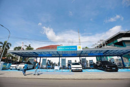 SPKLU Center Pertama di Surabaya Mulai Beroperasi