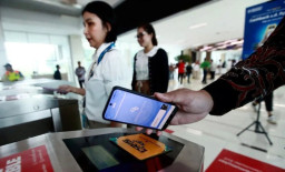 Bank Mandiri dan KAI Resmikan QRIS Tap di Transportasi Publik