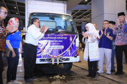 Gubernur Khofifah Melepas Ekspor Produk Halal Industry Pada East Java Halal Industry Festival 2025
