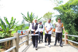 Gubernur Khofifah Tinjau Rekonstruksi Dua Jembatan di Desa Tambakrejo Pacitan