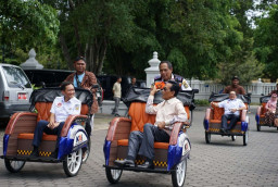 Dukung Pariwisata Yogya, KAI Serahkan Bantuan Becak Listrik