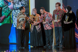 Pemkab Gresik Borong Dua Penghargaan dari Pemerintah Pusat