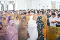 Gubernur Khofifah Bersama Ribuan Masyarakat Jatim Gelar Shalat Ghaib di Masjid Nasional Al-Akbar Surabaya