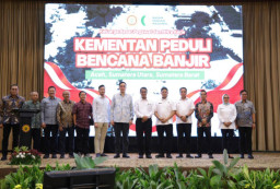 Kementan Lepas Bantuan Kemanusiaan untuk Korban Banjir Sumatera