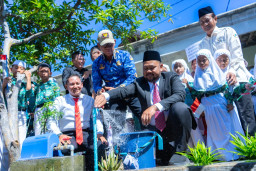 Ratusan Warga Duduksampeyan Kini Nikmati Air Bersih dari SPAM Umbulan