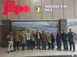 Dosen STIAMAK–UMG Tinjau Pengembangan KEK JIIPE Manyar Gresik