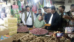 Mentan Amran Sidak Pasar Wonokromo, Harga Pangan Dipantau Ketat Jelang Natal–Tahun Baru
