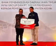 Bank Jatim Serahkan CSR Laptop kepada SMA Dharma Wanita Boarding School Kediri