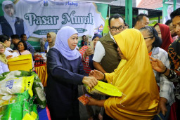 Hujan Deras Pasar Murah ke-286 di Sawotratap Tetap Diserbu Warga