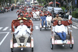 Pengayuh Becak Bondowoso Terima Becak Listrik dari Predisen