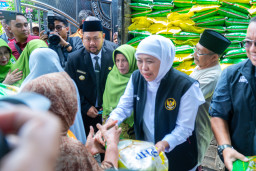 Gubernur Khofifah dan Bupati Yani Salurkan Bahan Pangan di Pasar Banjarsari Cerme Gresik