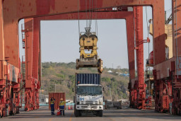 Arus Truk Peti Kemas di TPK Kupang Kembali Lancar
