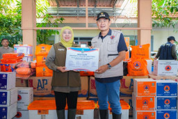 Gubernur Khofifah Salurkan Bantuan Banjir Untuk Warga Lamongan