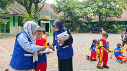 Terminal Petikemas Surabaya Donasikan Buku Bacaan ke SDN di Malang