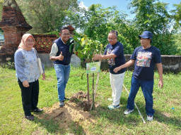 PWI Gresik Gandeng Industri dan Pemda Tanam Ratusan Pohon Produktif di Wilayah Terdampak Banjir Kali Lamong