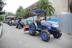 Bupati Kediri Salurkan Puluhan Traktor untuk Petani