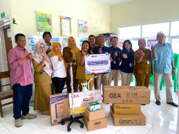 Terminal Teluk Lamong Salurkan Bantuan Alat Kesehatan untuk Pustu Ring 1