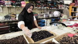 Awal Ramadan, Penjualan Kurma di Jember Laris Manis