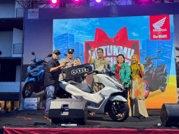 Antusias Disaksikan Ribuan Konsumen, Grand Prize Honda PCX160 Jatuh ke Tangan Warga Banyuwangi