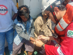 PHE WMO Berhasil Evakuasi Enam ABK KLM Sejarah Tirta Abadi yang Hampir Tenggelam di Perairan Gresik
