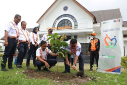 Dukung Transisi Hijau, KAI Tanam 6.989 Pohon Sepanjang 2025
