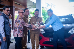 Bank Jatim Serahkan Mobil Operasional untuk Ponpes dan GP Ansor Bawean