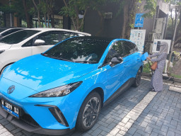 Ngecas Mobil Listrik Sambil Ngegym? Warga Gresik Kini Bisa di Icon Mall