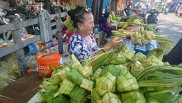Pedagang Cangkang Ketupat dan Janur Diserbu Pembeli di Surabaya Jelang Lebaran