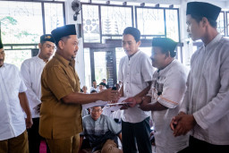 Bupati Gresik Salurkan Bingkisan Lebaran Kepada Penjaga Keamanan dan Petugas Kebersihan Seluruh UPT SMP Negeri