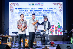 Wabup Gresik Serahkan Penghargaan kepada 30 Insan Pariwisata dan Budaya