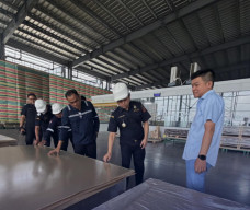 KEK Gresik Makin Bersinar! 10 Kontainer Solar Glass Resmi Meluncur ke India