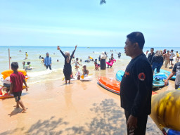 Dipadati Wisatawan, BPBD Sampang Jaga Ketat Wisata Pantai Lon Malang