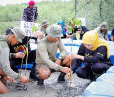 Gubernur Khofifah dan Komandan Pasmar 2 Pimpin Aksi Bersih Pantai dan Tanam 1.200 Mangrove di Kenjeran Park Surabaya