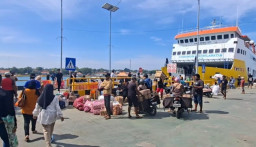 316 Penumpang Berangkat Naik Kapal dari Pelabuhan Kalianget